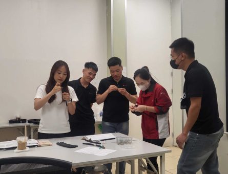 Học viên Cymmetrik tập trung cao độ, ứng dụng ngay qua các bài tập tình huống trong khóa Đào tạo TWI
