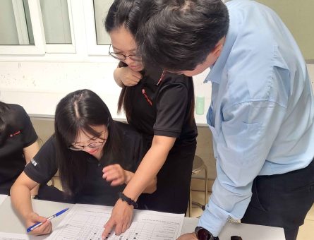 Chuyên gia VJIP trực tiếp hướng dẫn và tương tác cùng các học viên Cymmetrik qua các bài tập tình huống trong khóa Đào tạo TWI
