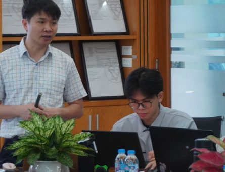 Phan Tất Khang cùng Chuyên gia VJIP trong buổi đào tạo