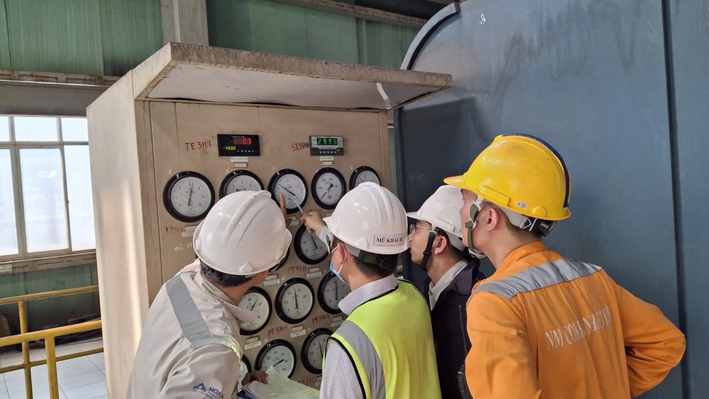 Kỹ sư VJIP đánh giá và chuẩn hóa công việc tại hiện trường sản xuất