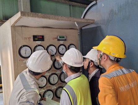 Kỹ sư VJIP đánh giá và chuẩn hóa công việc tại hiện trường sản xuất